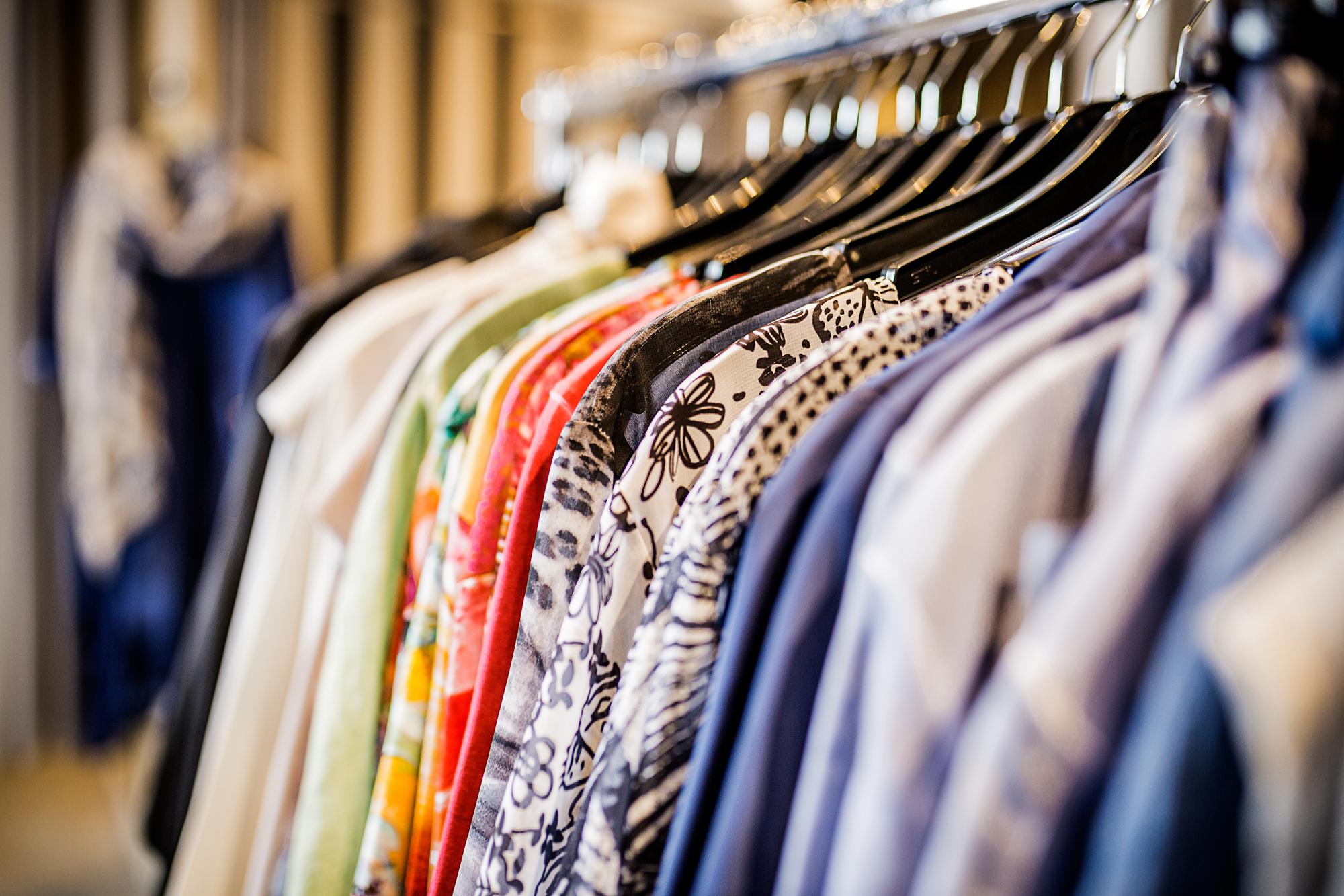Ausgewählte Damenmode auf einer Kleiderstange bei IBO Fashion Lifestyle